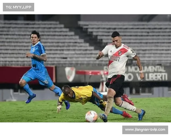 南美解放者杯河床老将关键进球助球队逆转